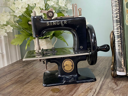 Vintage Singer Mini Model 20 10 Sewing Machine Collectible Made in Great Britain